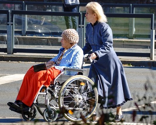 Orario badante convivente 54 ore: diritti e doveri di lavoratori e famiglie